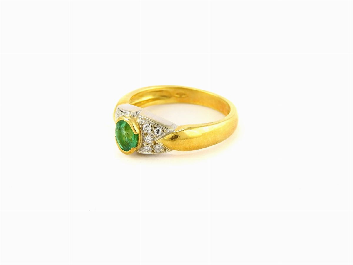 Anello in Oro Giallo con Diamanti e Smeraldo