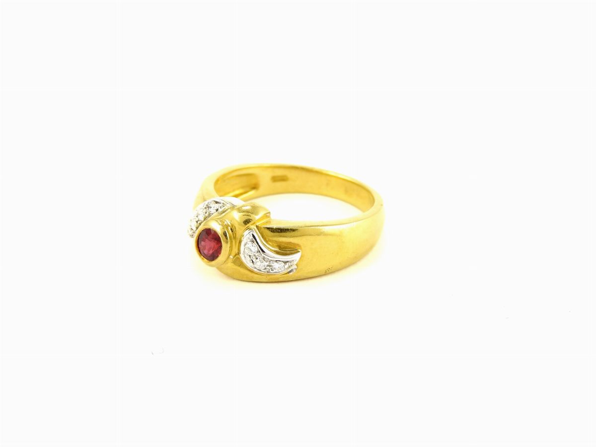 Anello in Oro Giallo, Diamanti e Rubino