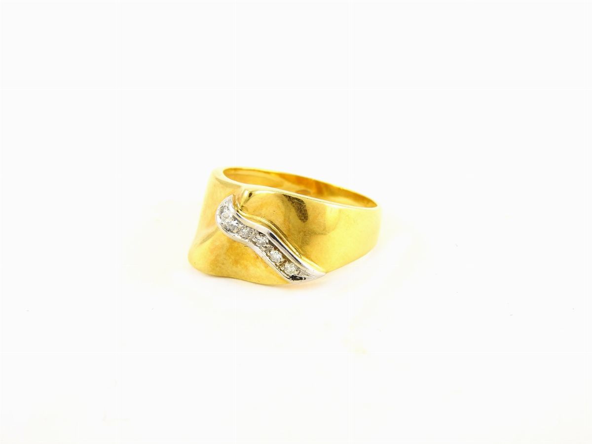 Anello a Fascia in Oro Giallo con Diamanti