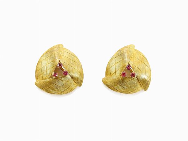Yellow satin gold earrings with rubies