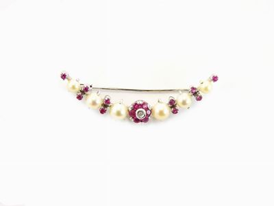 Spilla in Oro Bianco con Perle Coltivate Akoya, Rubini e Piccolo Diamante
