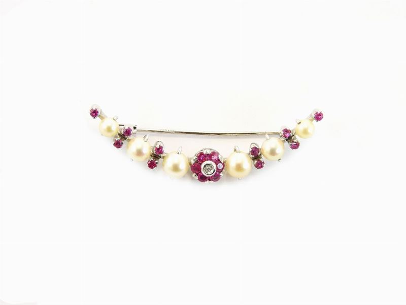 Spilla in Oro Bianco con Perle Coltivate Akoya, Rubini e Piccolo Diamante
