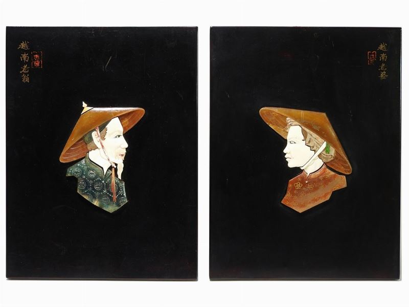 Coppia di Pannelli Decorativi in Lacca e Pietre Dure