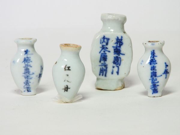 Quattro antichi flaconcini da medicinali in porcellana