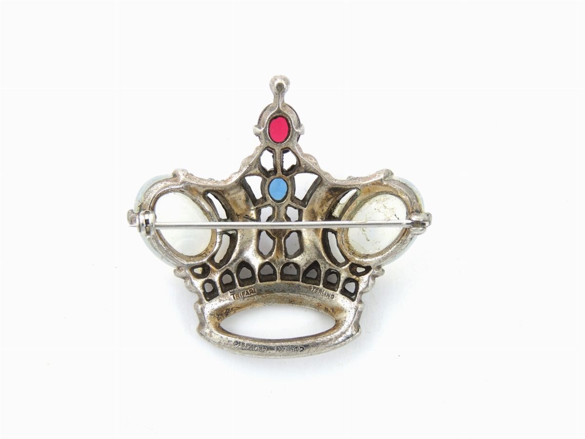 Spilla a Corona in Metallo Sterling, Lucite e Strass, Trifari