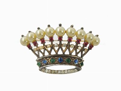 Spilla a Corona in Dorato, Perle Simulate e Strass, Trifari