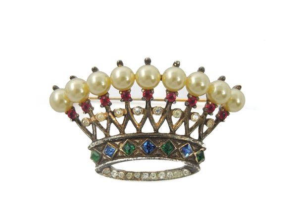 Spilla a corona in dorato, perle simulate e strass, Trifari