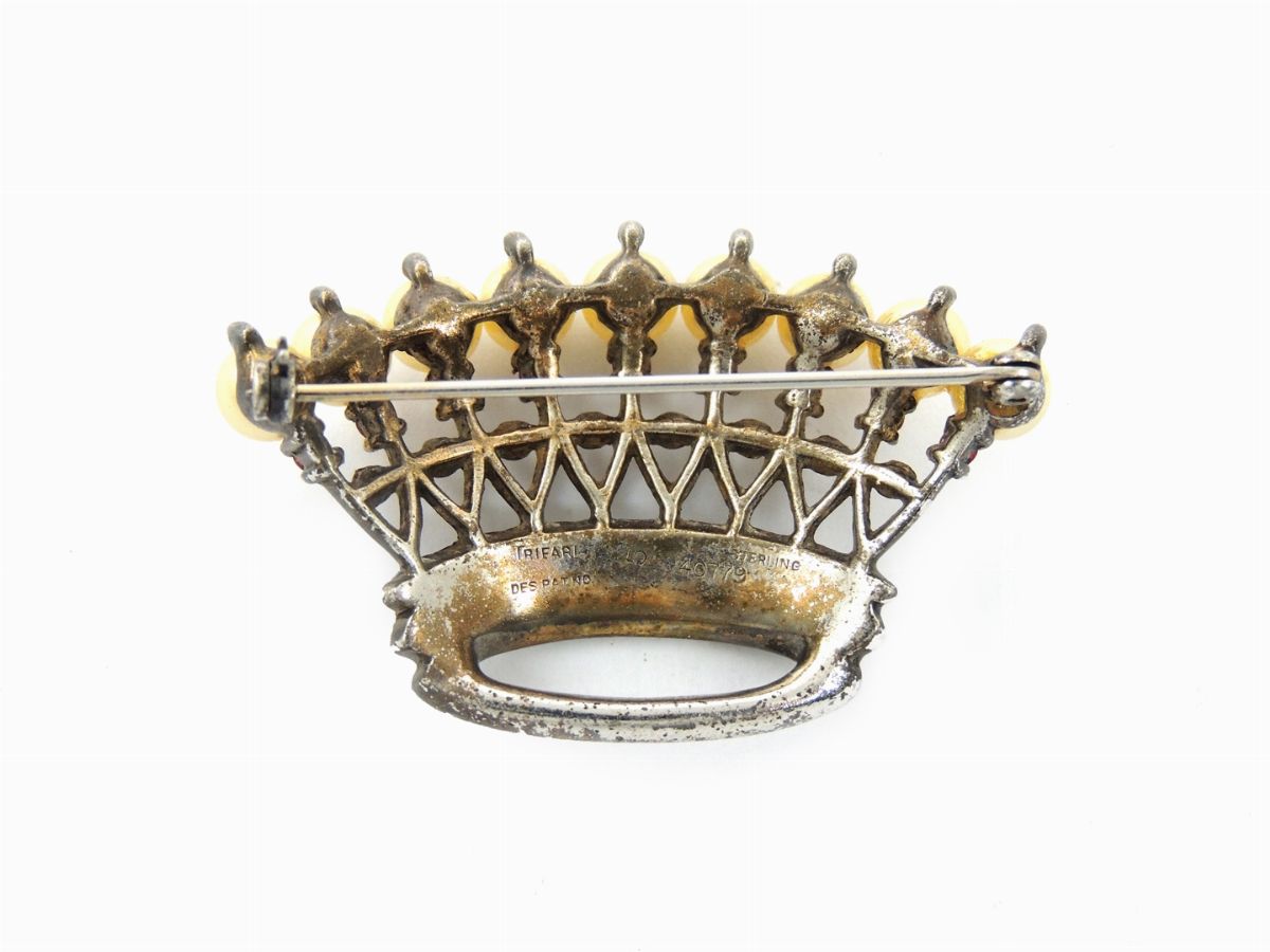 Spilla a Corona in Dorato, Perle Simulate e Strass, Trifari