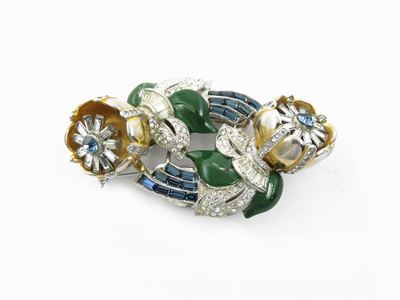 Spilla Quivering Camellia Coro Duette in Metallo Dorato, Smalto e Strass