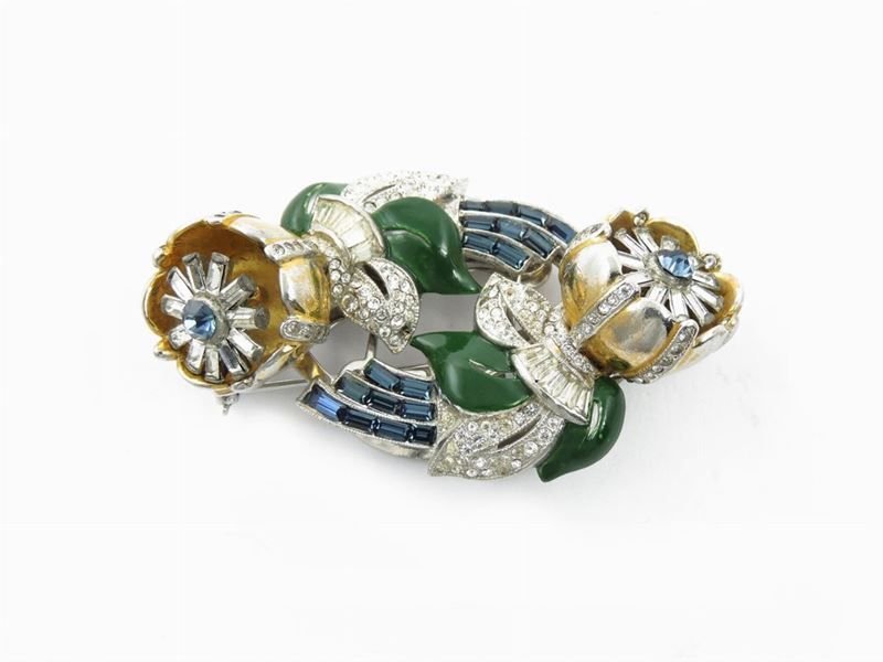 Spilla Quivering Camellia Coro Duette in Metallo Dorato, Smalto e Strass