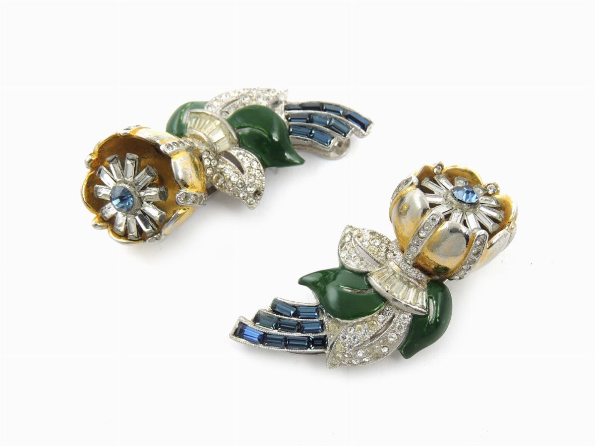 Spilla Quivering Camellia Coro Duette in Metallo Dorato, Smalto e Strass