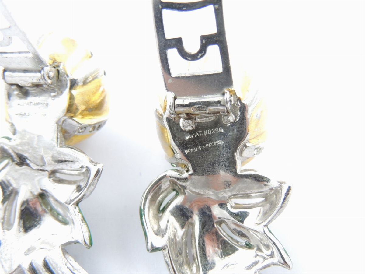 Spilla Quivering Camellia Coro Duette in Metallo Dorato, Smalto e Strass