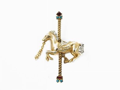 Spilla Figurativa in Metallo Dorato e Strass, Coro