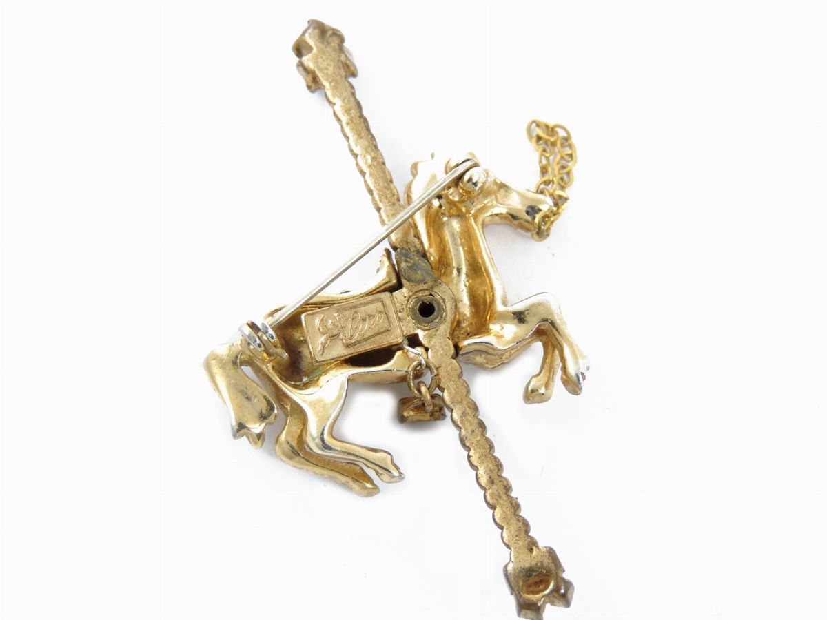Spilla Figurativa in Metallo Dorato e Strass, Coro