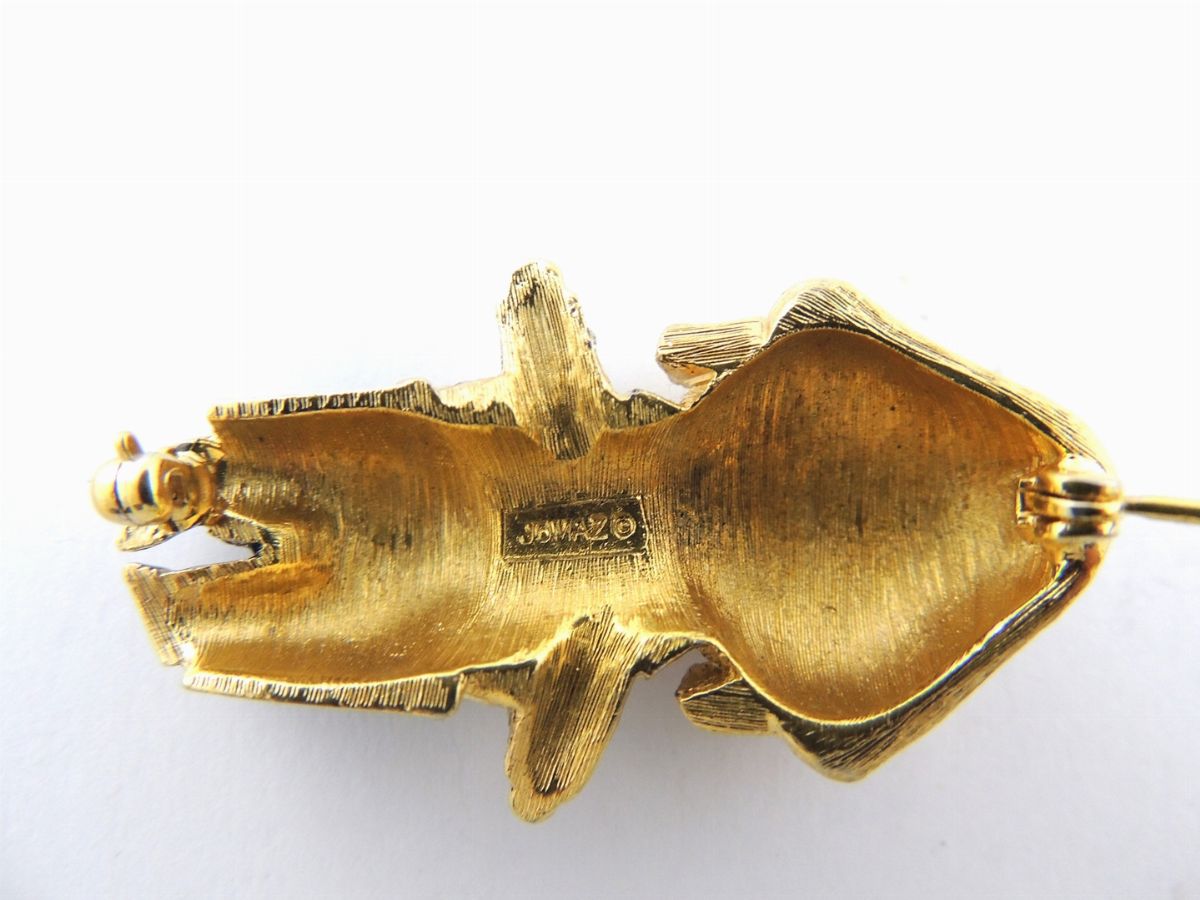 Due Spille Figurative in Metallo Dorato, Smalto e Strass, Jomaz