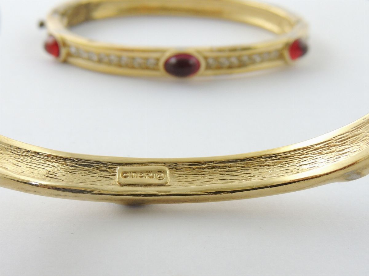 Tre Bracciali Rigidi in Metallo Dorato, Vetro e Strass, Ciner