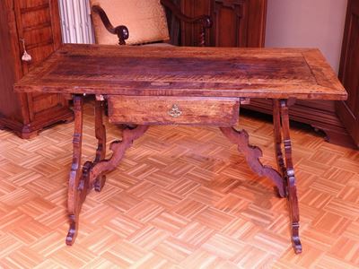 Scrivania a Fratina in Noce