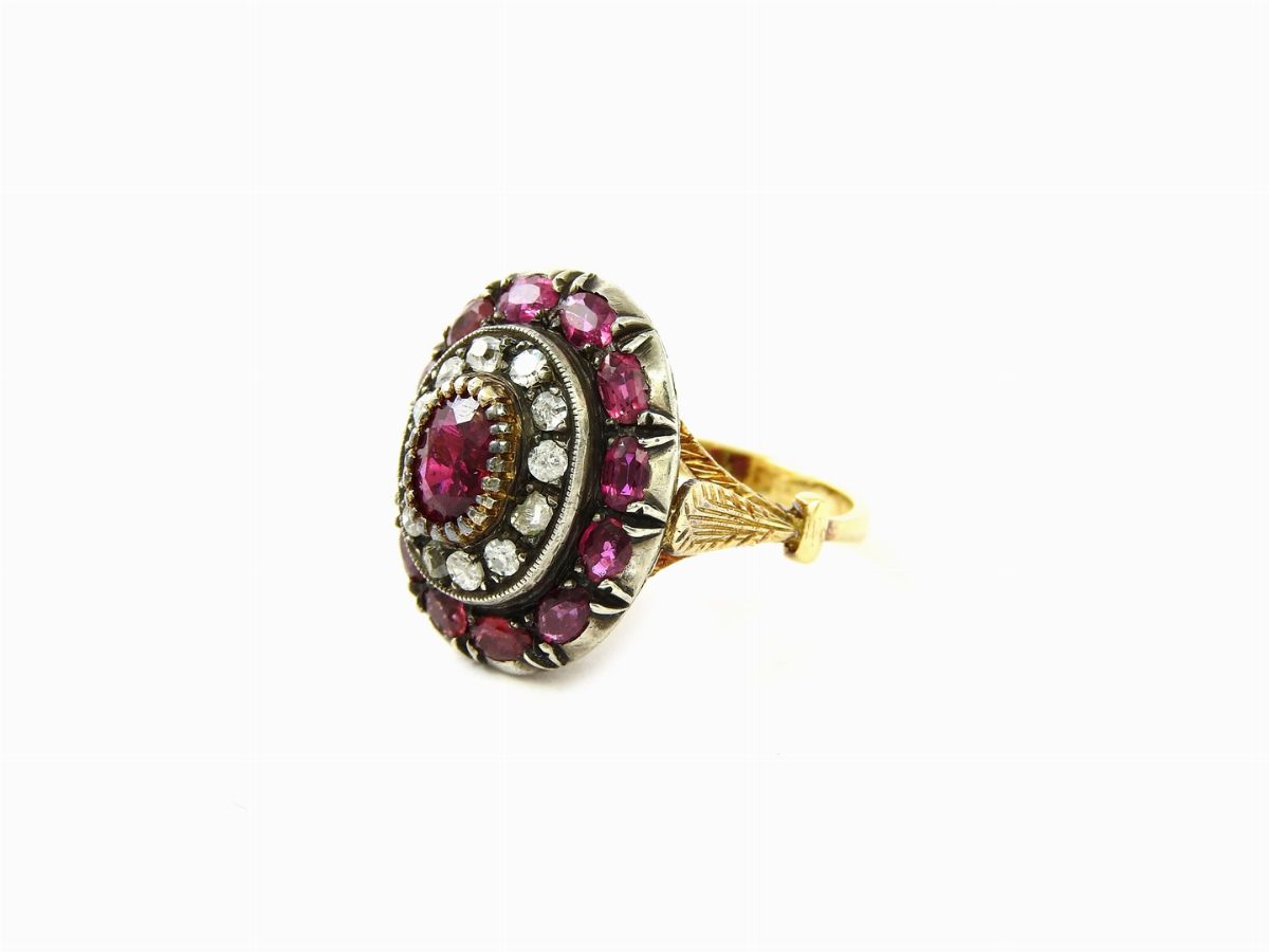 Anello a Margherita in Oro Giallo, Argento, Diamanti e Rubini