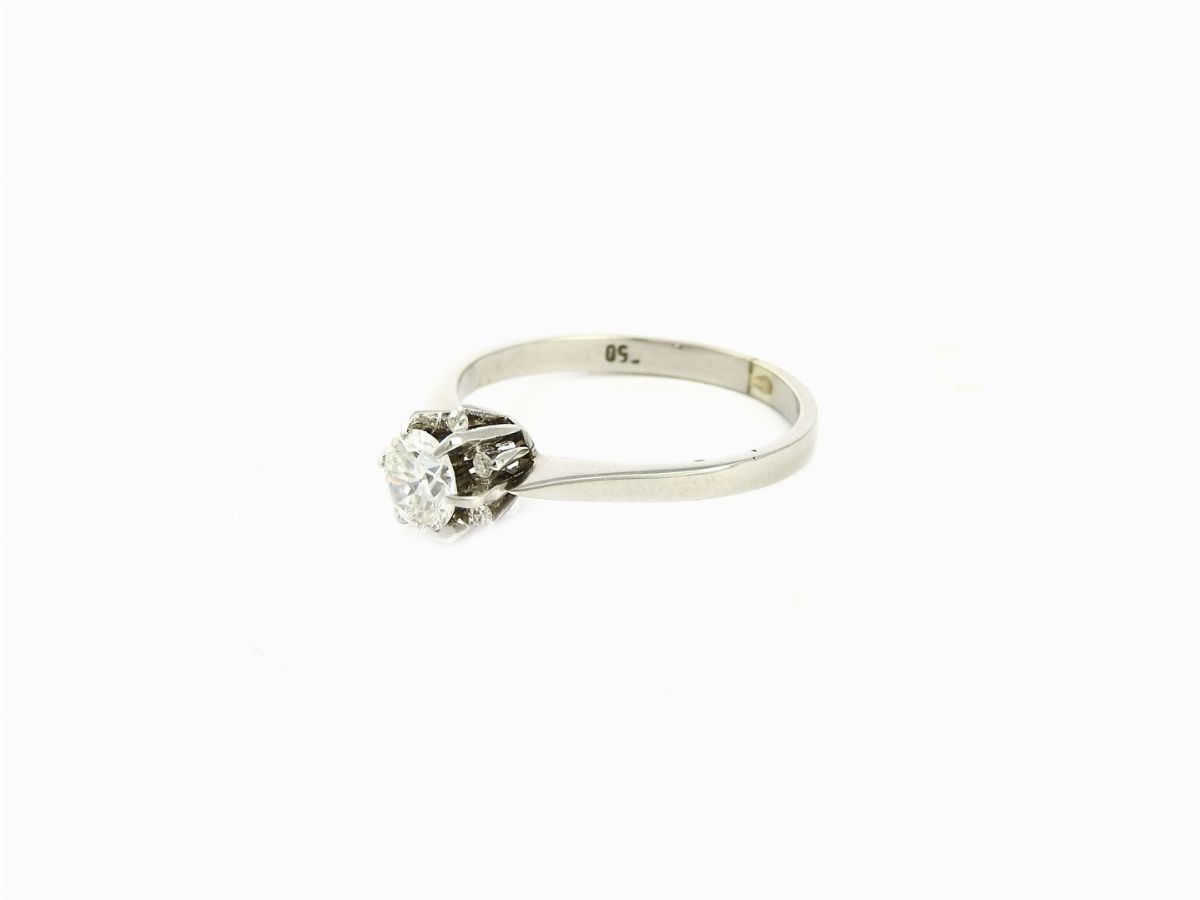 Anello Solitario a Margherita in Oro Bianco con Diamanti