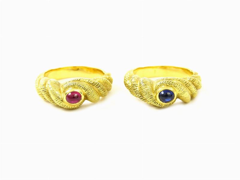 Coppia di Anelli in Oro Satinato Giallo, Rubino e Zaffiro