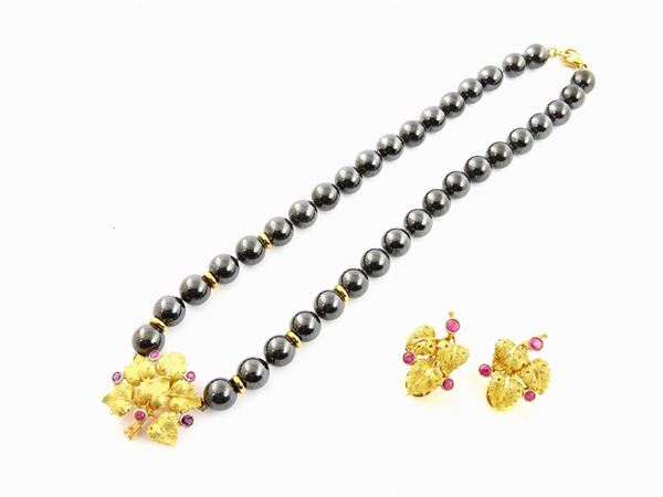 Demi parure of satin yellow gold necklace and earrings with hematite and rubies