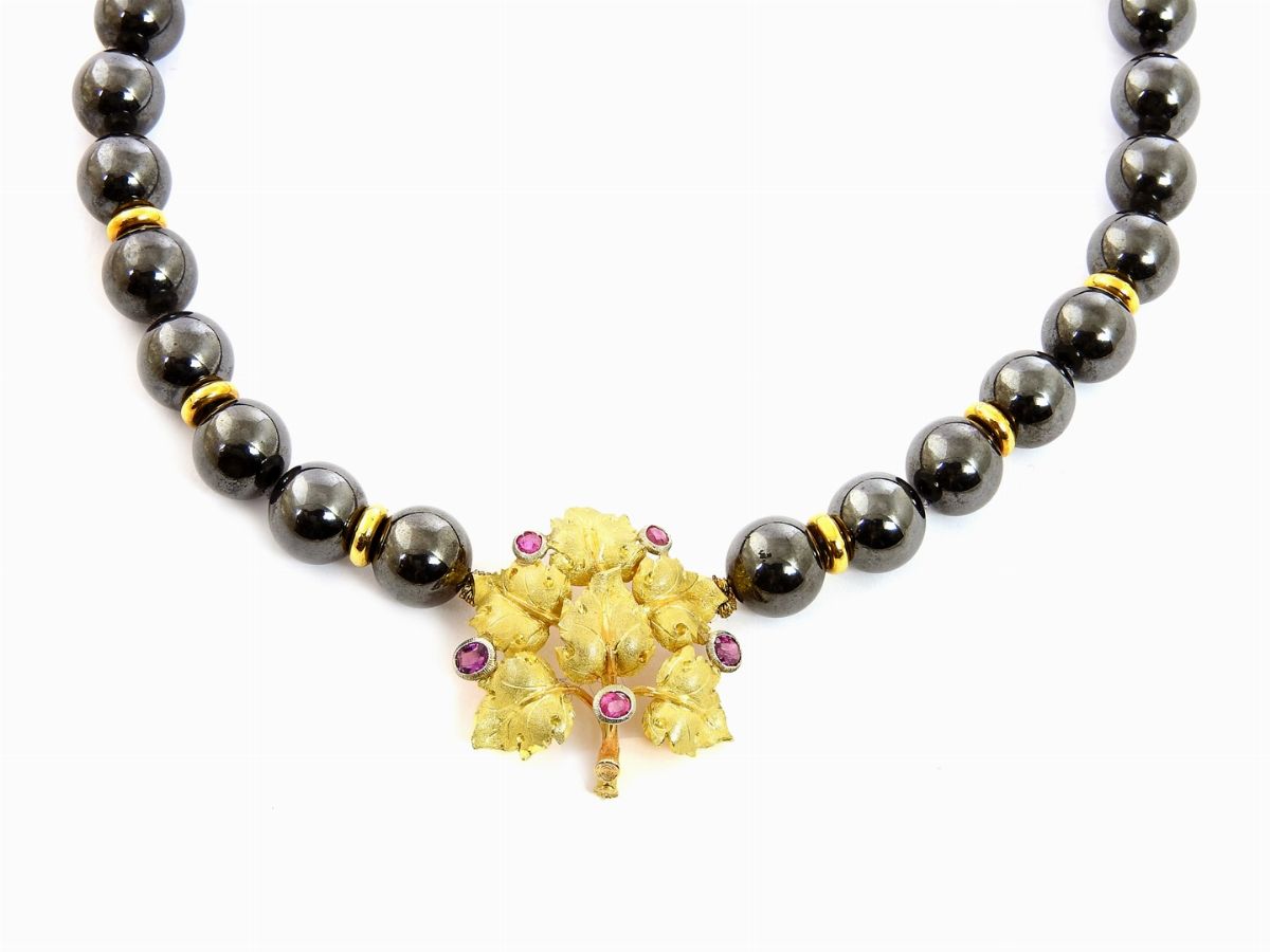 Demi Parure Collana e Orecchini in Oro Giallo Satinato, Ematite e Rubini