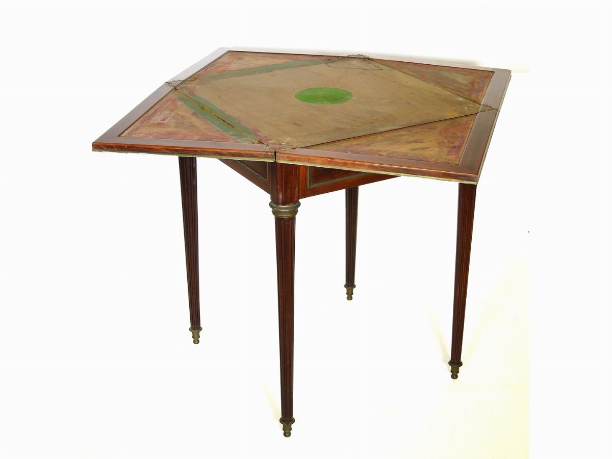 Tavolino da Gioco a Fazzoletto Impiallacciato in Mogano