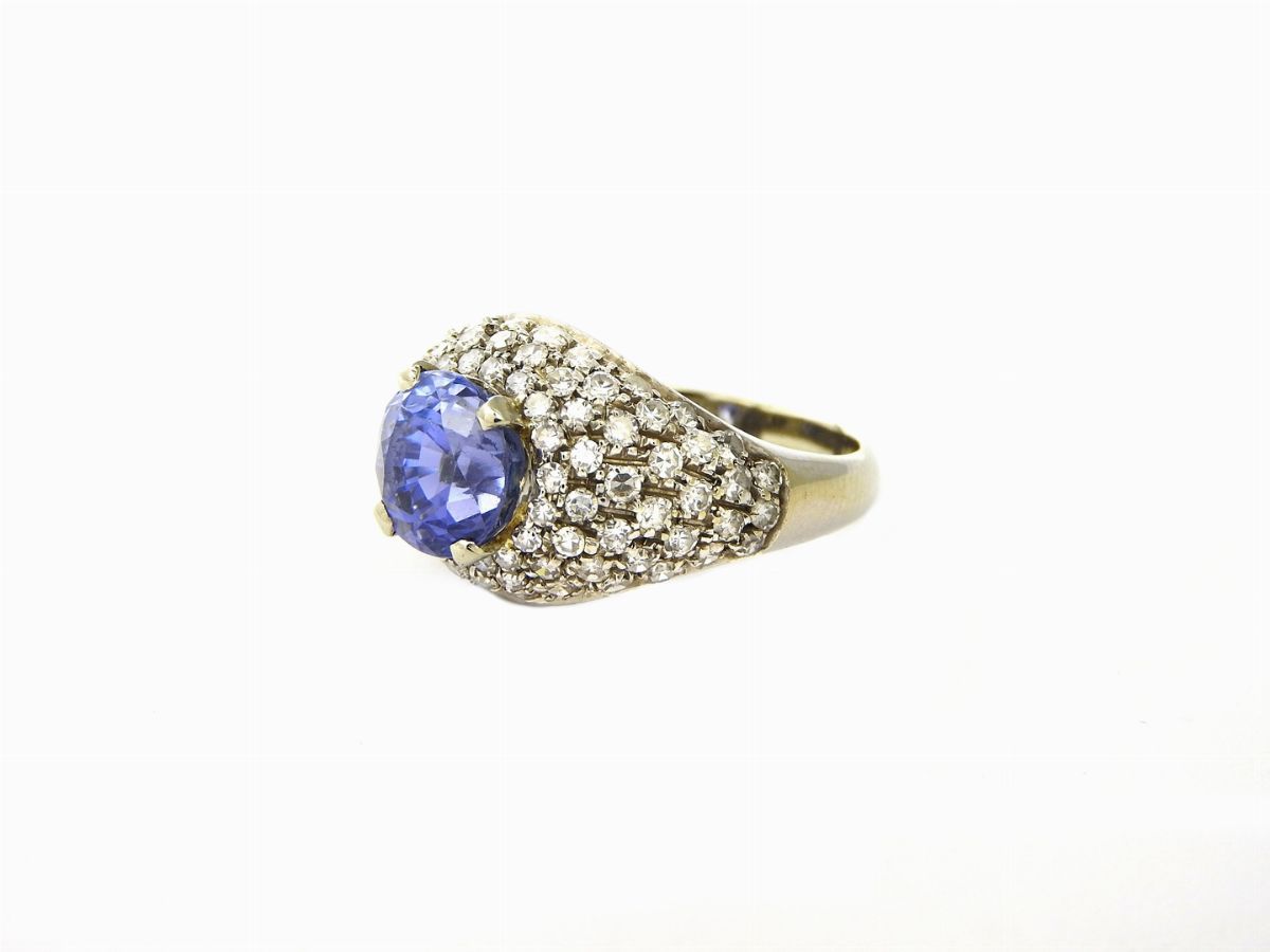 Anello a Cupola in Oro Bianco Diamanti e Zaffiro