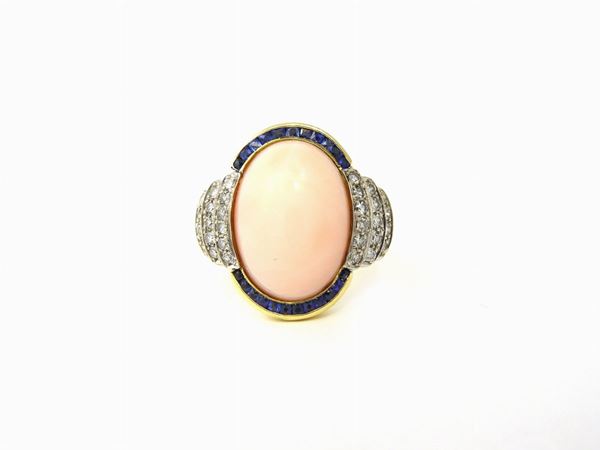 Yellow gold ring with diamonds, sapphires and pink coral