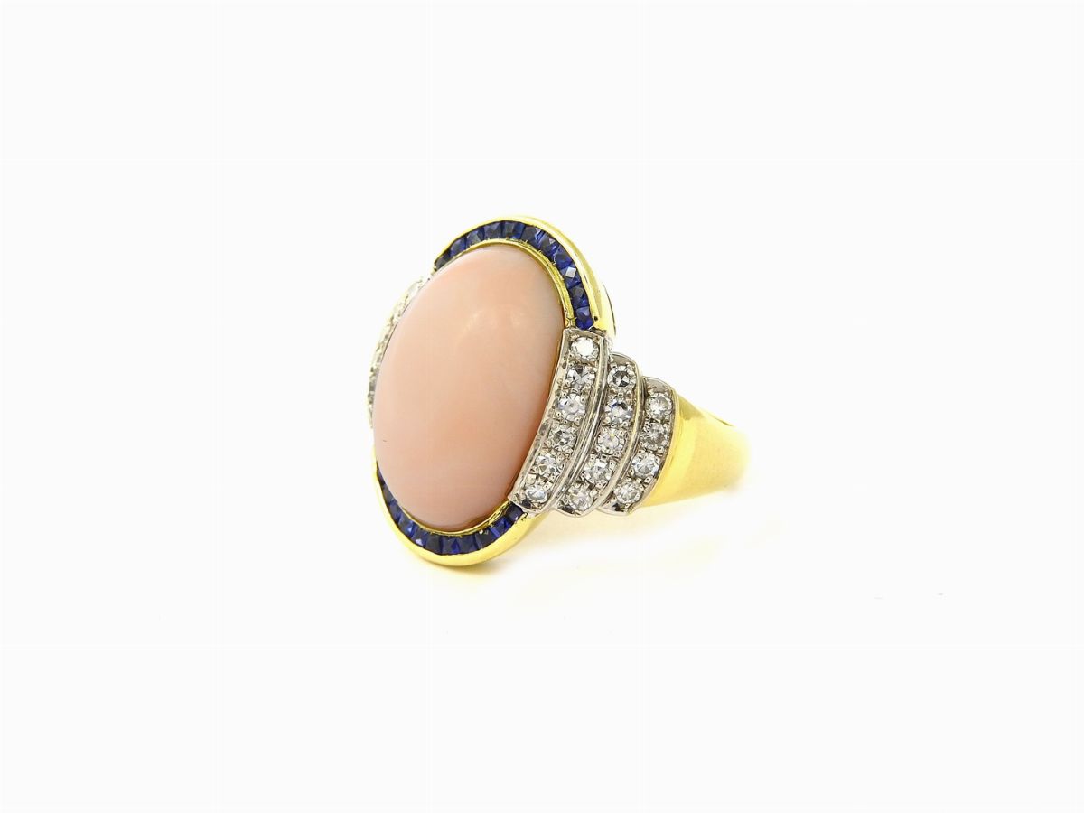 Anello in Oro Giallo, Diamanti, Zaffiri e Corallo Rosa