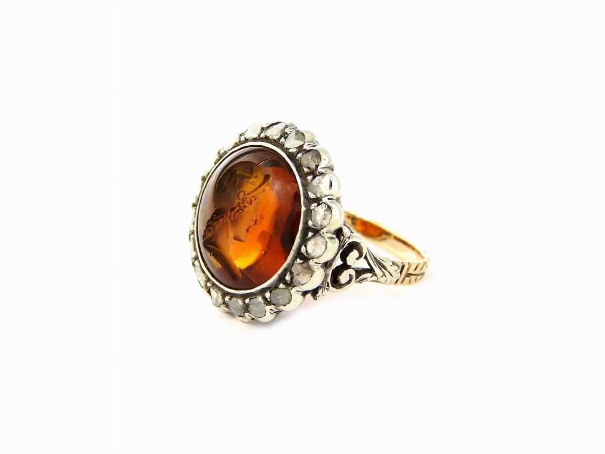 Anello a Margherita in Oro Giallo e Argento, Diamanti e Quarzo Fumé Inciso