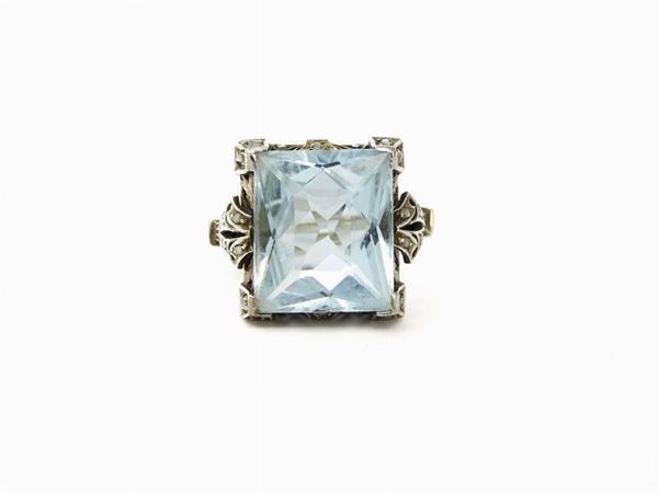 White and yellow gold ring with aquamarine and small diamonds