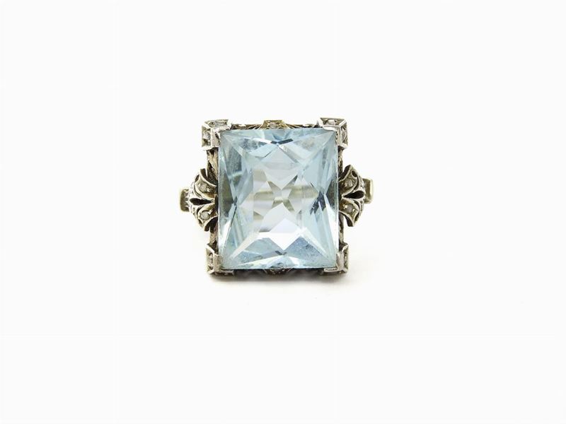 Anello in Oro Bianco e Giallo con Acquamarina e Piccoli Diamanti