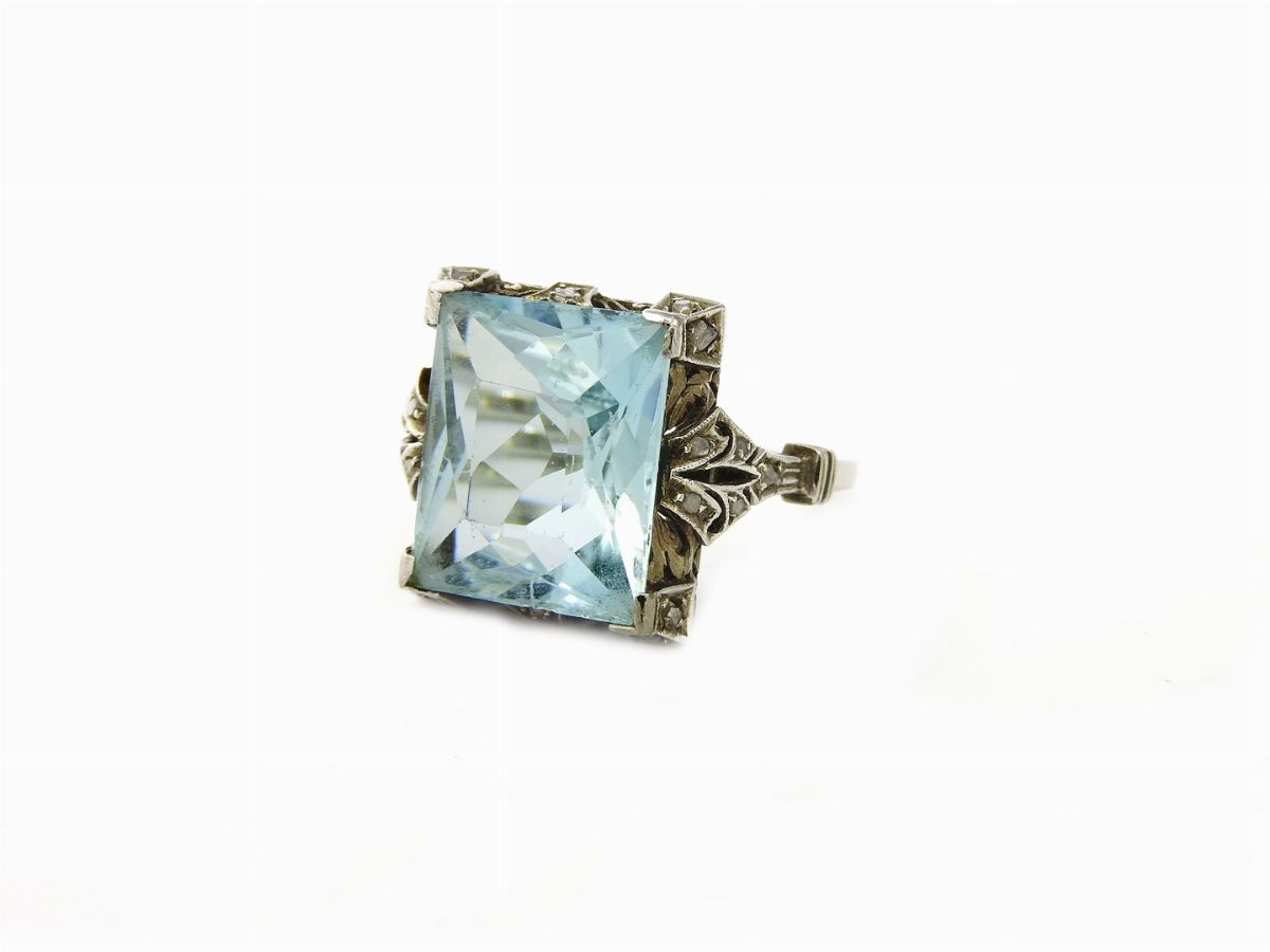 Anello in Oro Bianco e Giallo con Acquamarina e Piccoli Diamanti