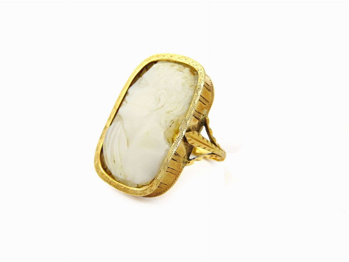 Anello in Oro Giallo con Antico Cammeo
