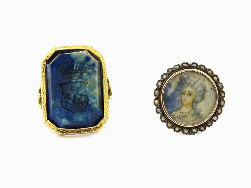 Due Anelli in Oro Giallo e Argento con Miniatura e Microperle e con Pasta Vitrea Incisa