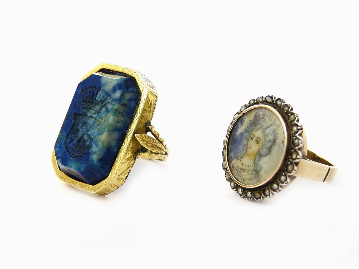 Due Anelli in Oro Giallo e Argento con Miniatura e Microperle e con Pasta Vitrea Incisa