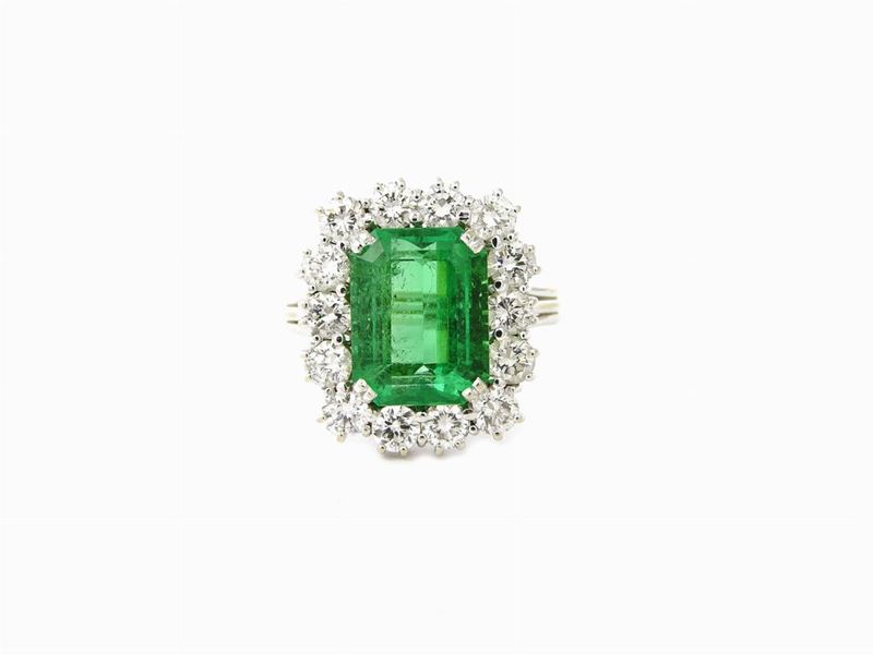 Anello a Margherita in Oro Bianco, Diamanti e Smeraldo