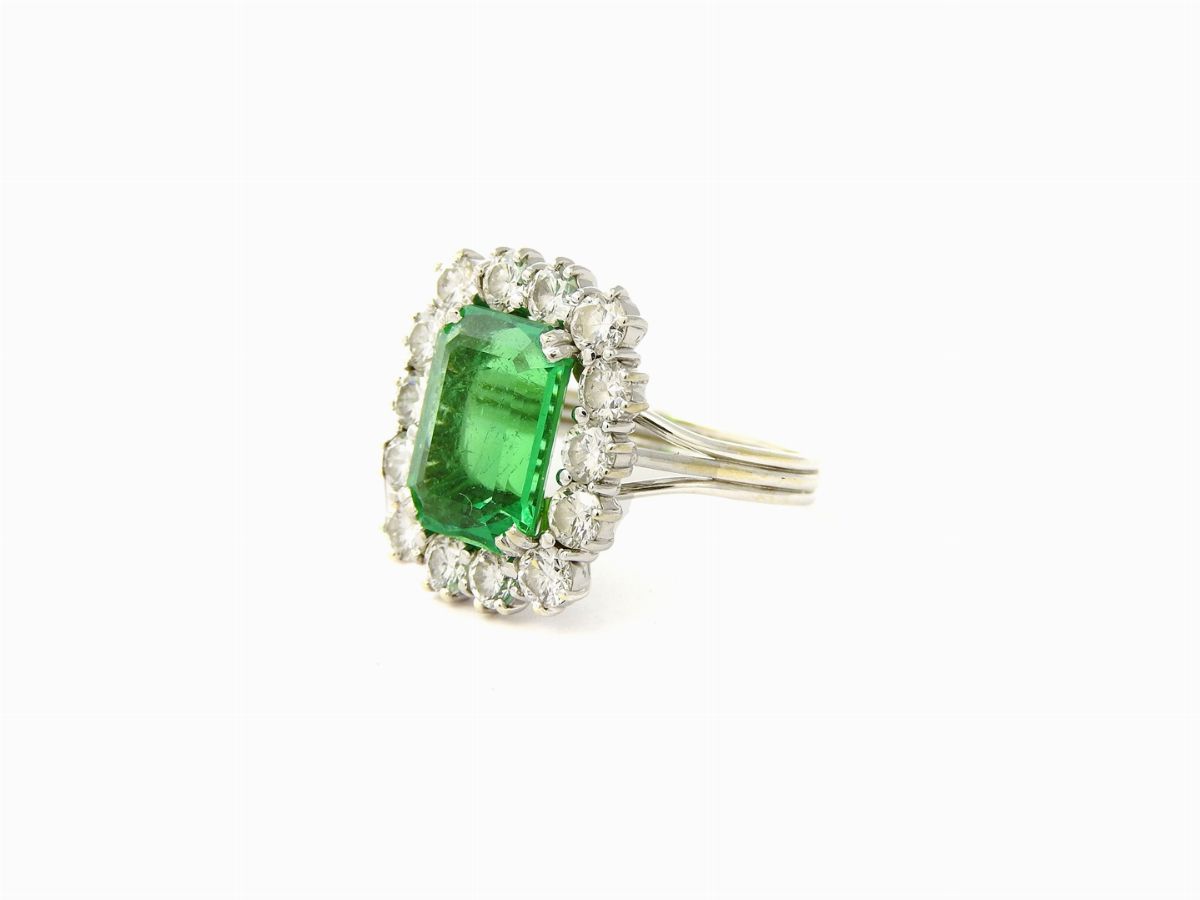 Anello a Margherita in Oro Bianco, Diamanti e Smeraldo