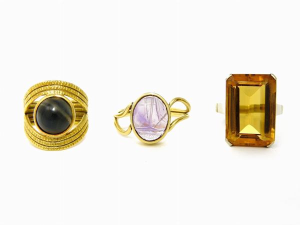 Three white and yellow gold rings with citrine, engraved amethyst and hawk's eye quartzes
