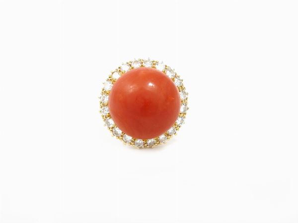 Yellow gold daisy ring with diamonds and Moro coral