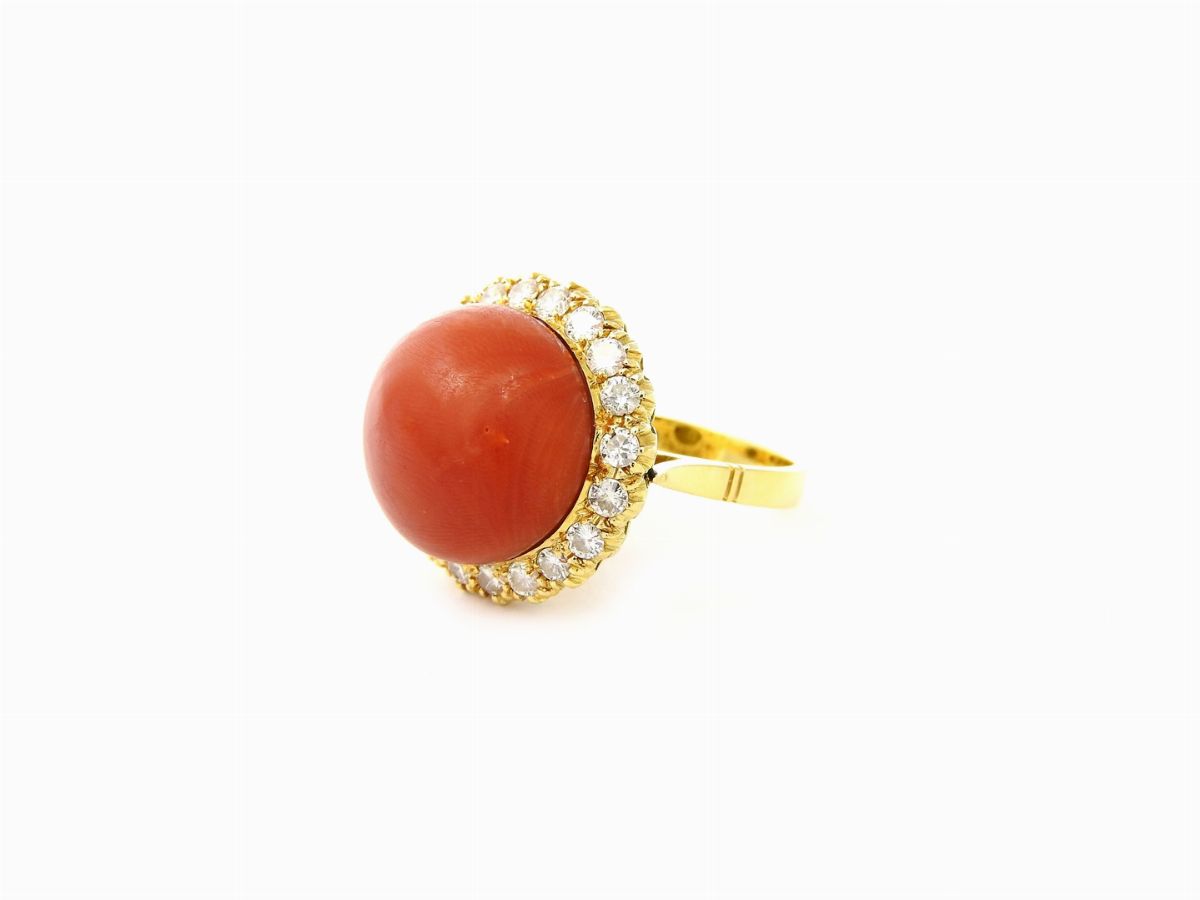 Anello a Margherita in Oro Giallo, Diamanti e Corallo Moro