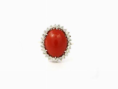 Anello a Margherita in Oro Bianco con Diamanti e Corallo Moro