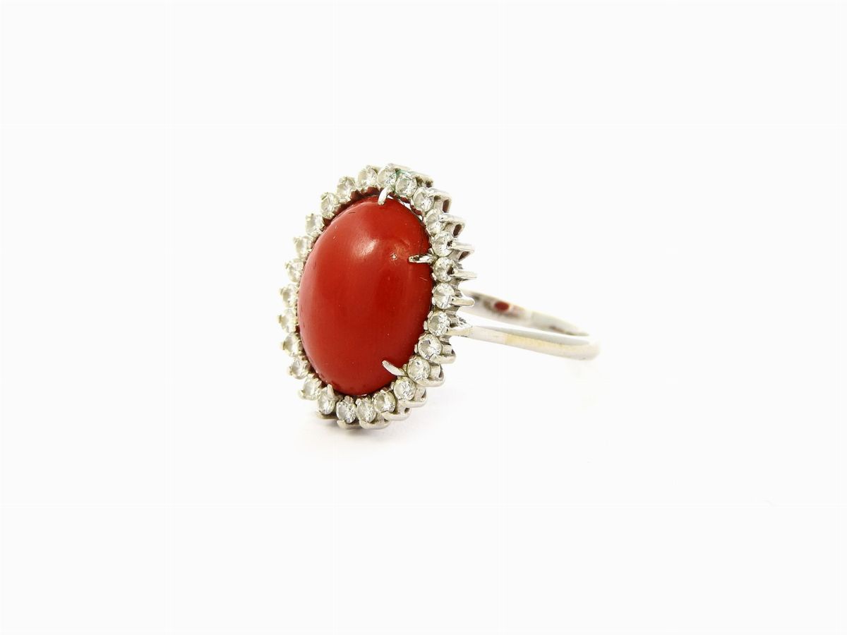 Anello a Margherita in Oro Bianco con Diamanti e Corallo Moro
