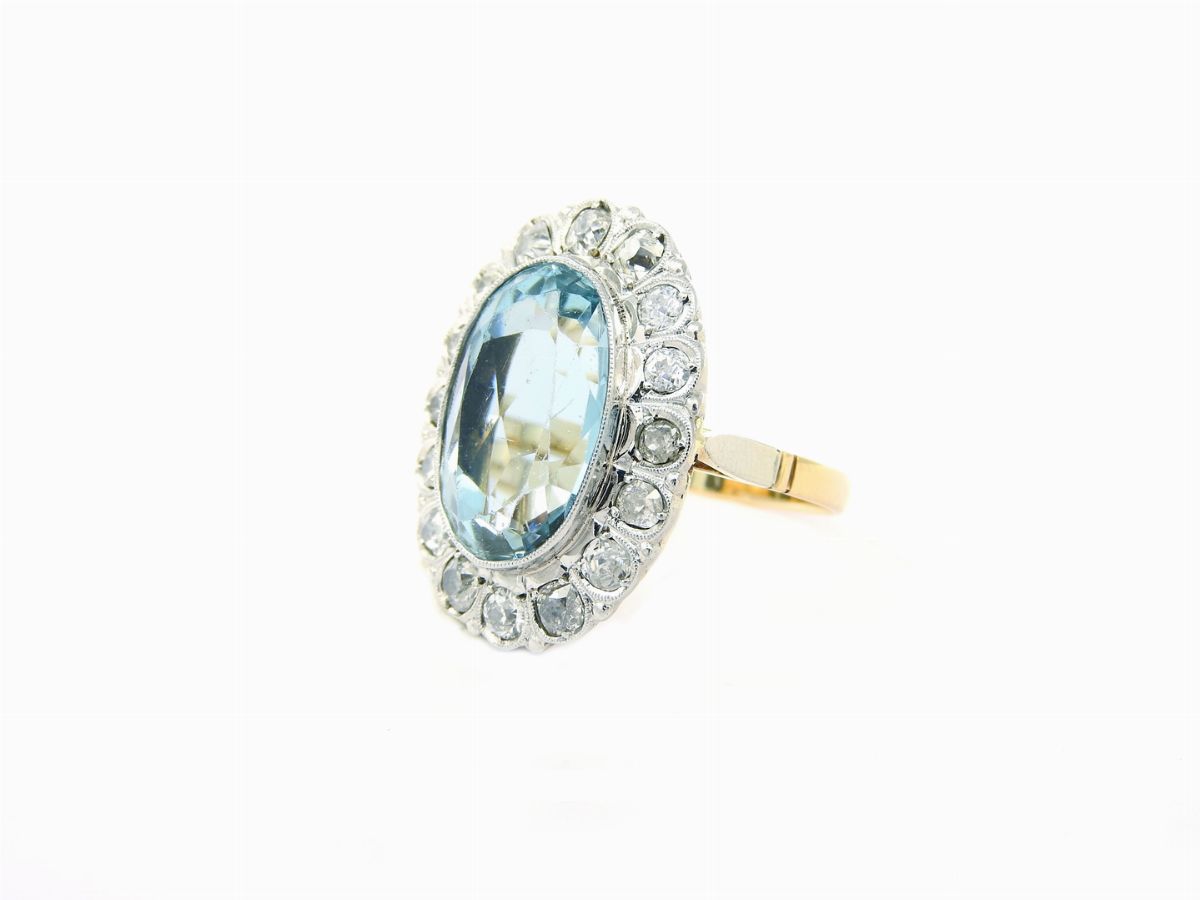 Anello a Margherita in Oro Giallo e Bianco con Diamanti e Acquamarina
