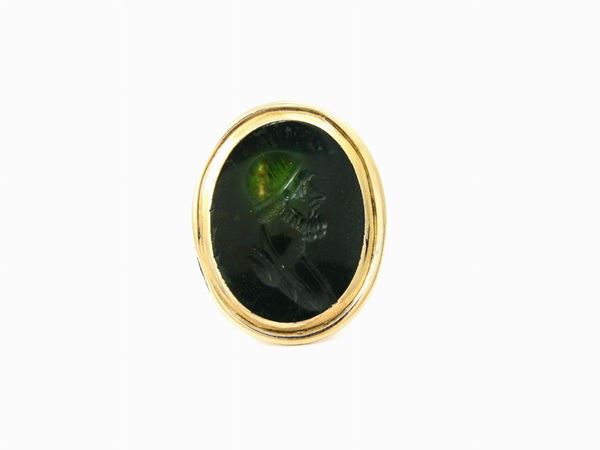 Yellow gold ring with engraved jasper