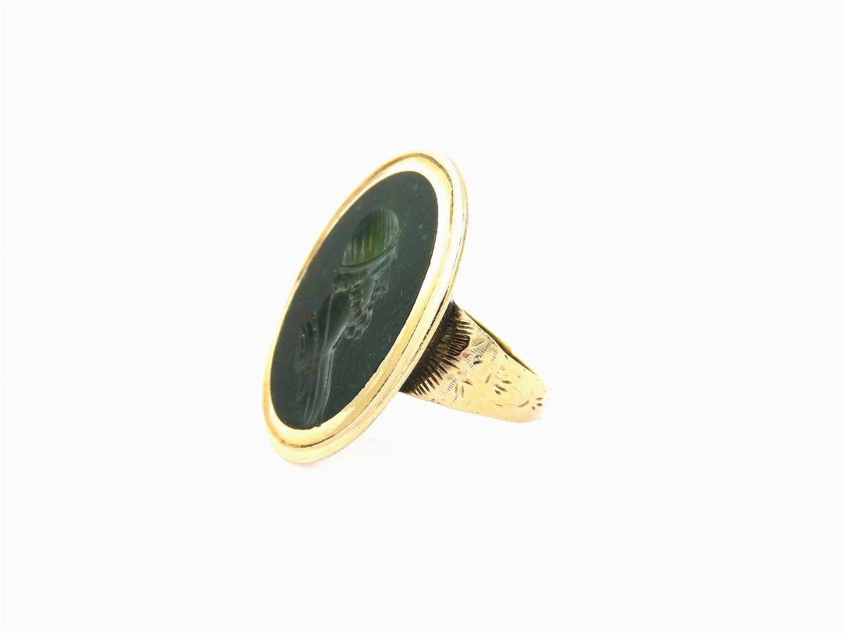 Anello in Oro Giallo con Diaspro Inciso