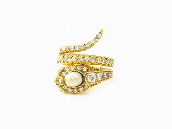 Yellow gold animalier-shaped ring with diamonds and likely natural pearl