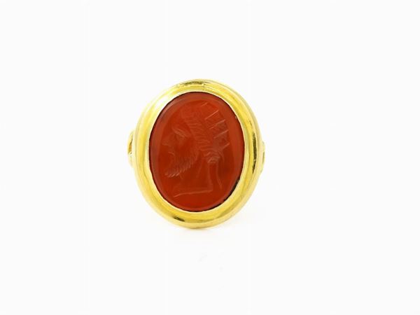 Yellow gold ring with engraved carnelian