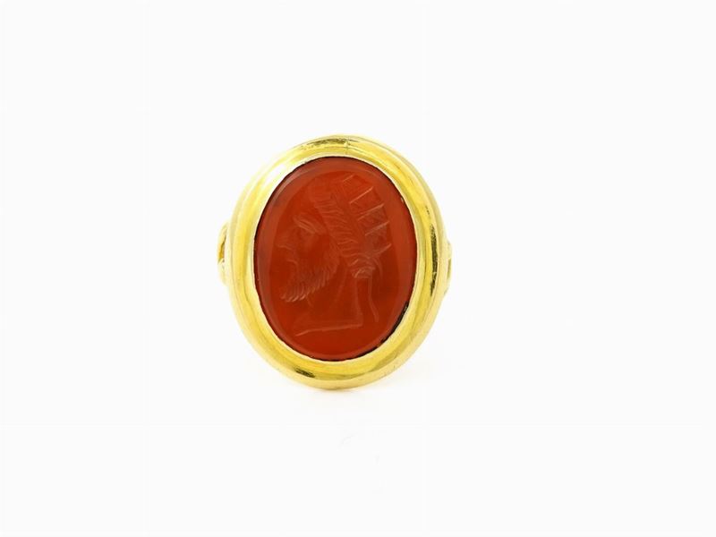 Anello in Oro Giallo con Corniola Incisa